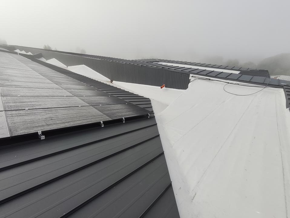 Acoperiș fălțuit cu panouri fotovoltaice și membrană
