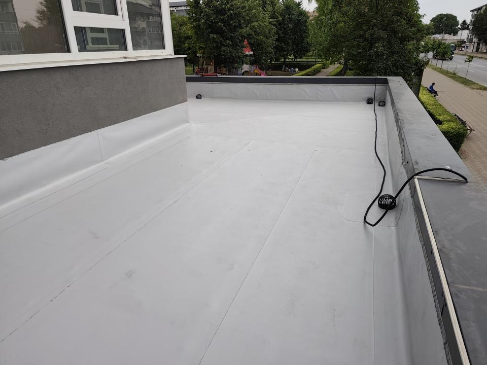 Echipa ZVENIROOF sudând membrană PVC cu aer cald