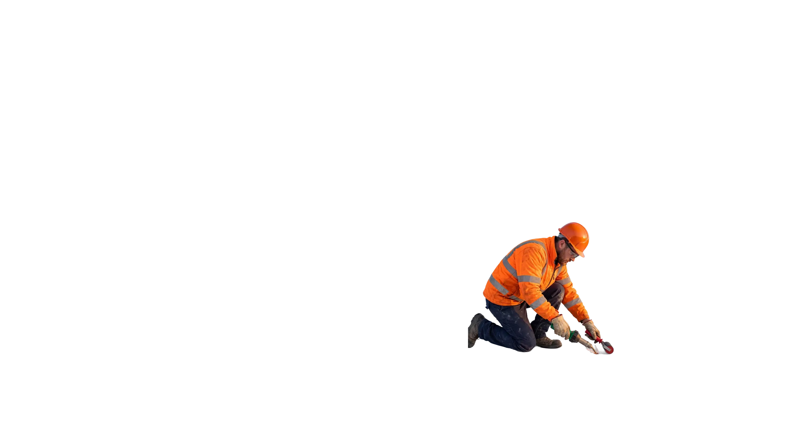 Muncitor ZVENIROOF cu cască de protecție, sudând membrană PVC pe terasă