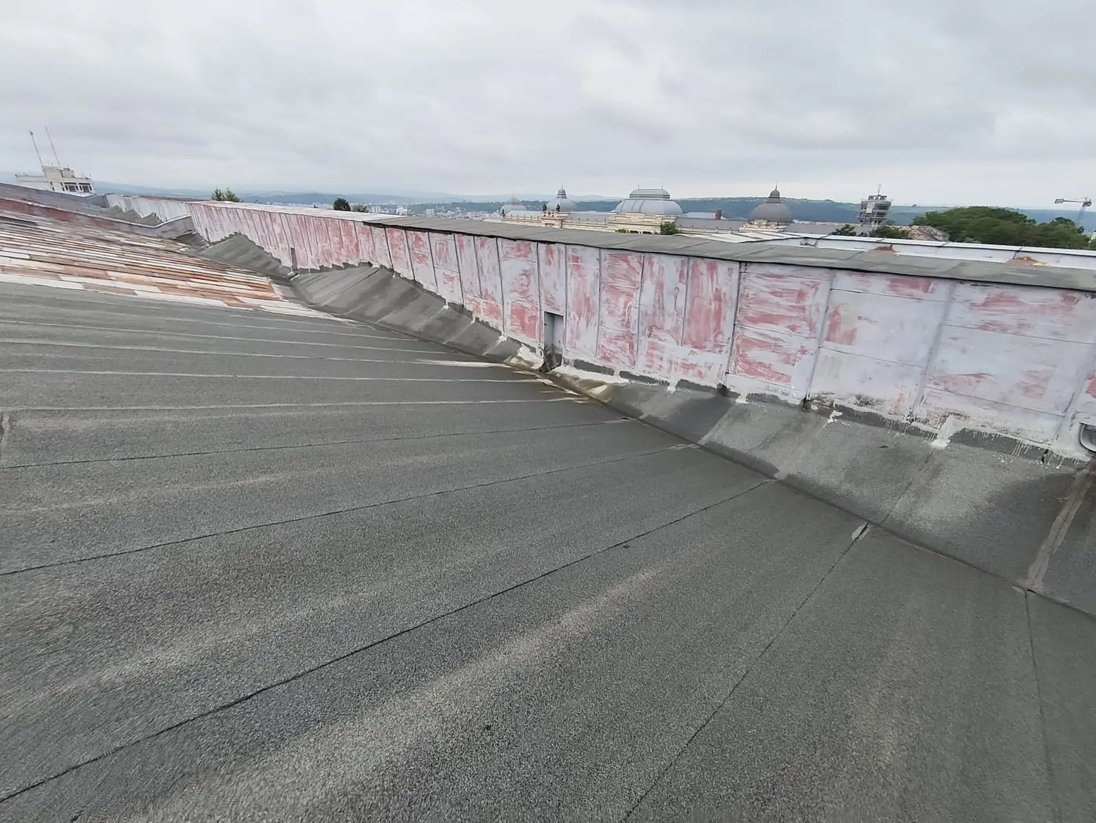 Acoperișul halei înainte: membrană bituminoasă degradată și atic crăpat